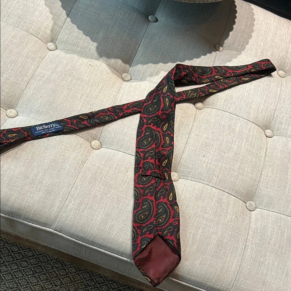 Burberry Men’s Red Green Paisley Printed All Silk Tie - Picture 4 of 8